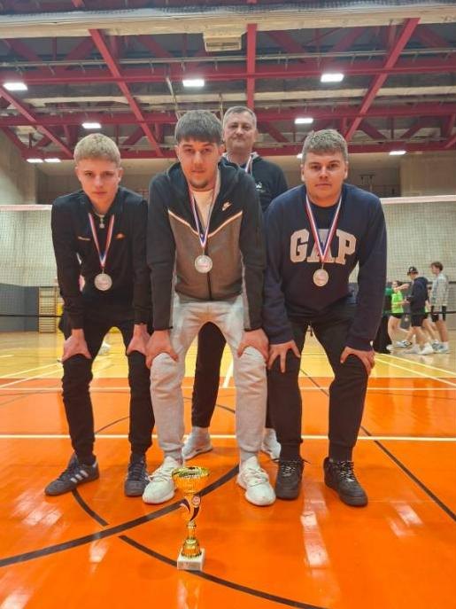 Badmintonska ekipa doma sa srebrnim medaljama i peharom