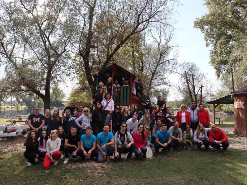 Učenici i djelatnici doma na projektnom danu, okupljeni u parku