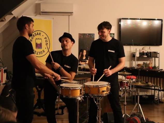 Članovi skupine Sudar Percussion sviraju bubnjeve